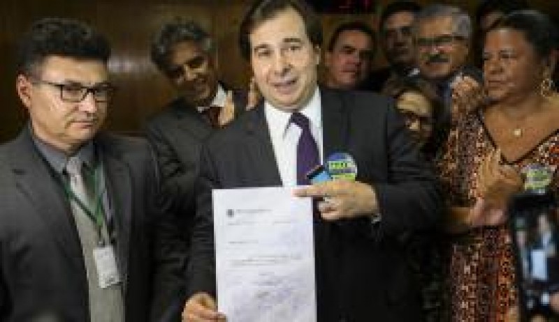 Imagem Ilustrando a Notícia: Rodrigo Maia oficializa candidatura e disputa reeleição nesta quinta
