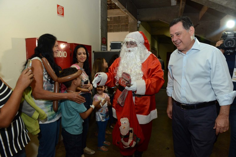 Imagem Ilustrando a Notícia: Show de Natal entrega mais de 20 mil brinquedos em Goiânia