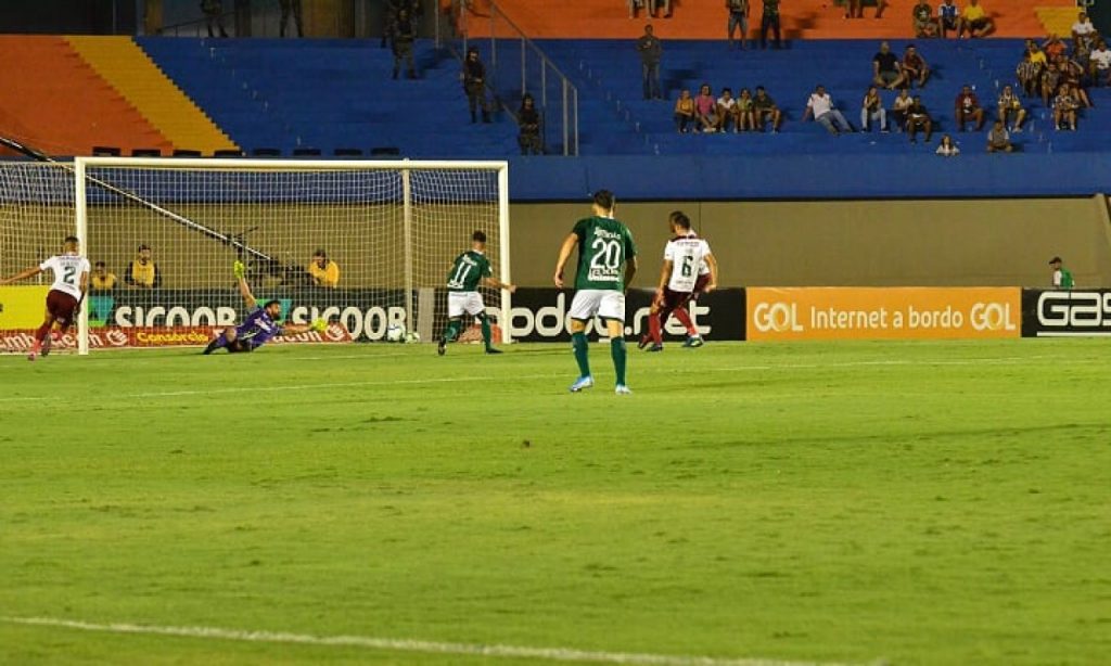 Imagem Ilustrando a Notícia: Goiás goleia Fluminense em casa e se afasta do Z4