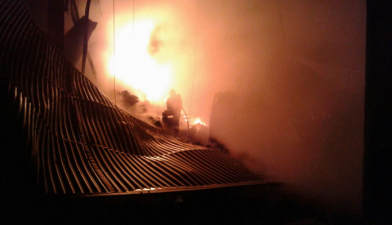 Imagem Ilustrando a Notícia: Três bombeiros ficam feridos durante incêndio em fábrica de colchões