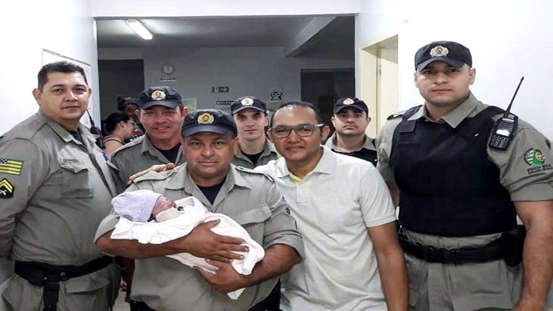 Imagem Ilustrando a Notícia: Policiais Militares realizam parto de uma menina, dentro de carro