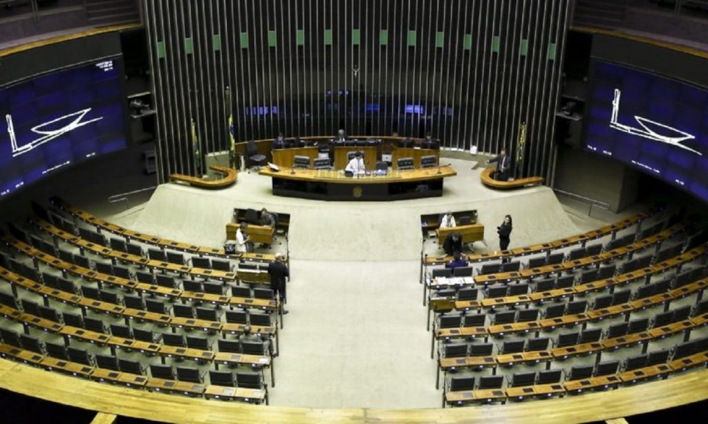 Imagem Ilustrando a Notícia: Câmara dos Deputados aprova adiamento da eleição para novembro deste ano