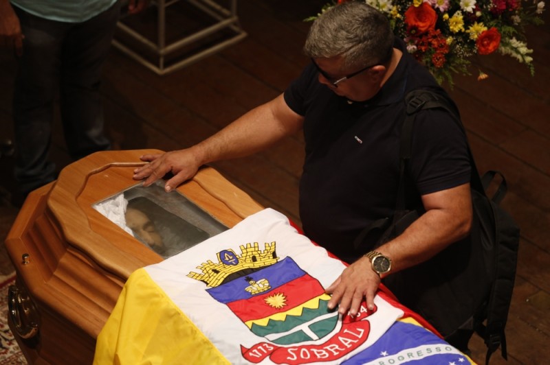 Imagem Ilustrando a Notícia: Corpo de Belchior é sepultado em Fortaleza