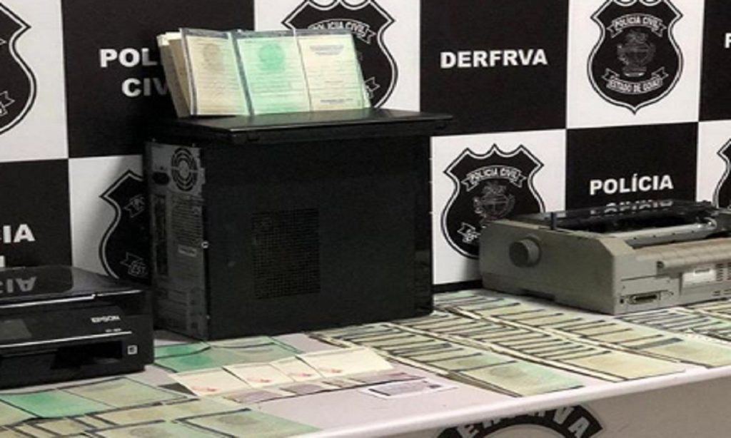 Imagem Ilustrando a Notícia: Polícia Civil desarticula laboratório que falsificava documentos veiculares, em Goiânia