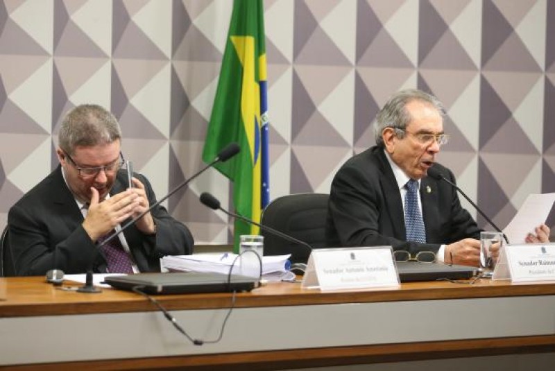 Imagem Ilustrando a Notícia: Comissão aprova relatório favorável ao impeachment de Dilma Rousseff