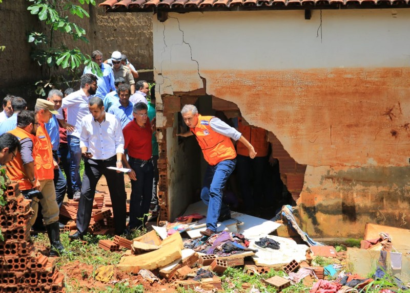Imagem Ilustrando a Notícia: Vice-governador visita áreas atingidas pela enchente em Ceres