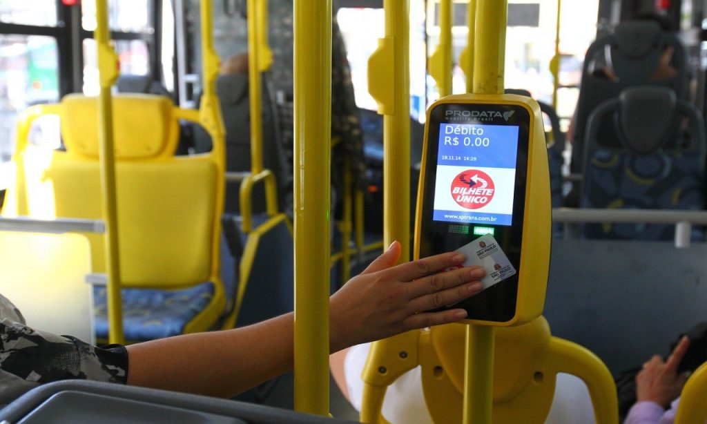 Imagem Ilustrando a Notícia: Ônibus da grande Goiânia passam a aceitar cartão de crédito