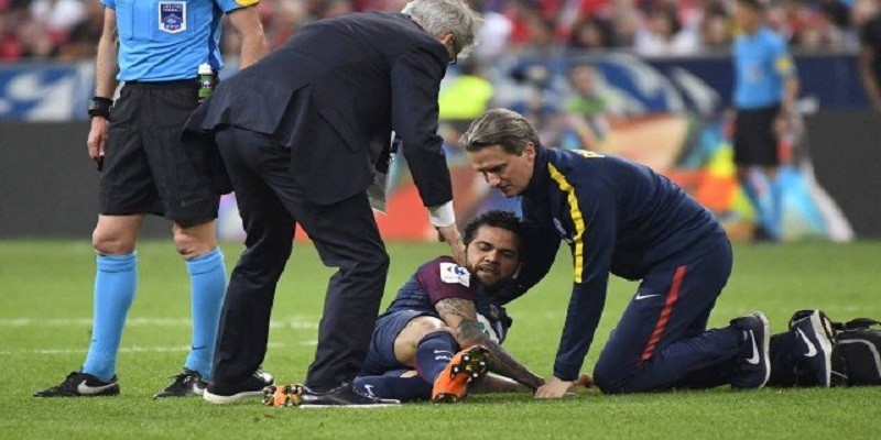 Imagem Ilustrando a Notícia: Daniel Alves passa por cirurgia no joelho e para por 6 meses