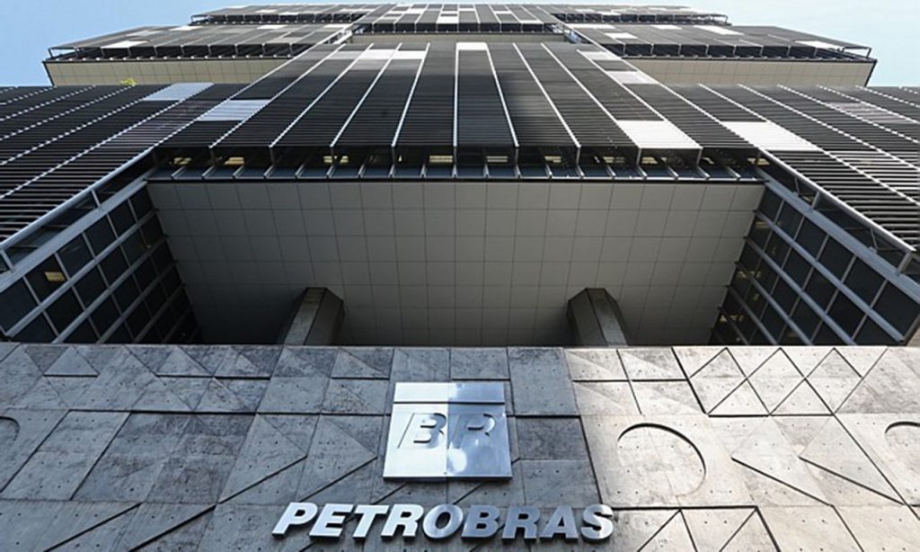 Imagem Ilustrando a Notícia: Petrobrás corta investimento em 83% e reservas desabam 45,5%