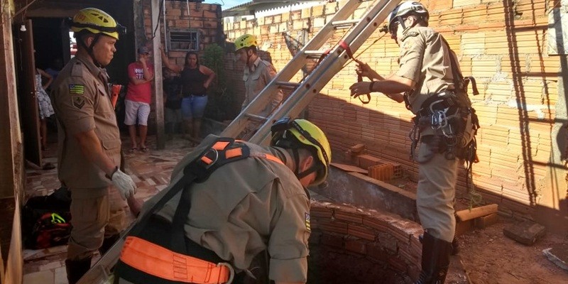 Imagem Ilustrando a Notícia: Corpo de Bombeiros resgata vítima de queda em cisterna