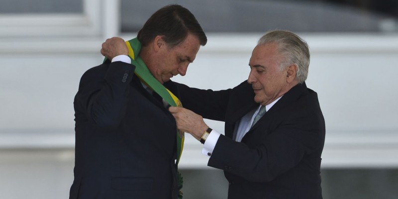 Imagem Ilustrando a Notícia: Após receber faixa, Bolsonaro defende fim de corrupção