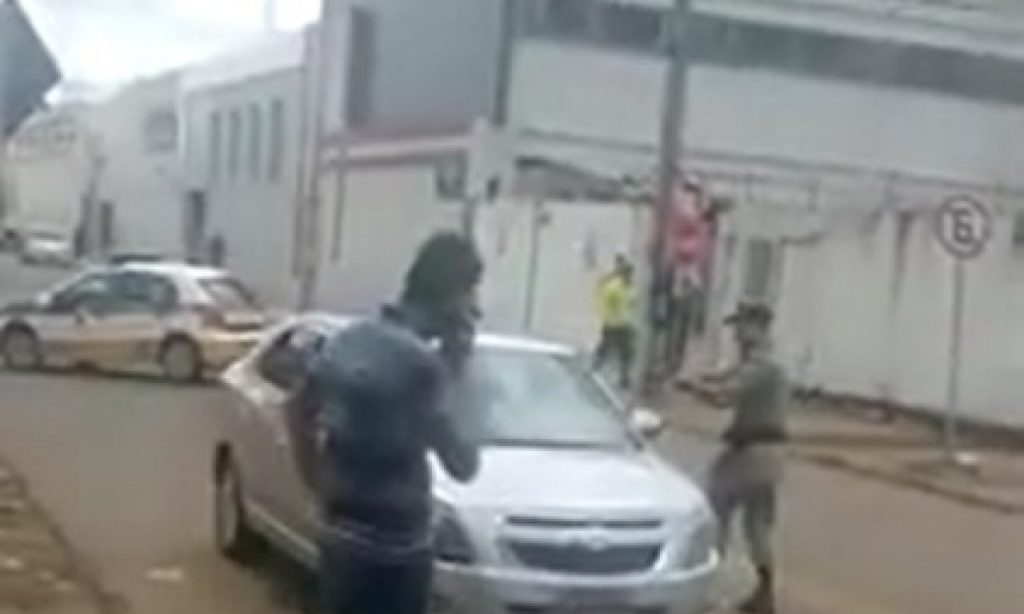 Imagem Ilustrando a Notícia: Homem que teve carro apreendido ignora polícia, tira veículo do guincho e foge em Anápolis
