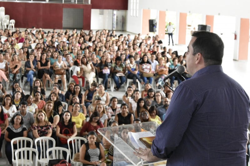 Imagem Ilustrando a Notícia: Mendanha dá boas vindas a professores
