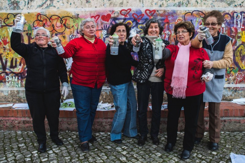 Imagem Ilustrando a Notícia: Projeto leva idosos às ruas para grafitar