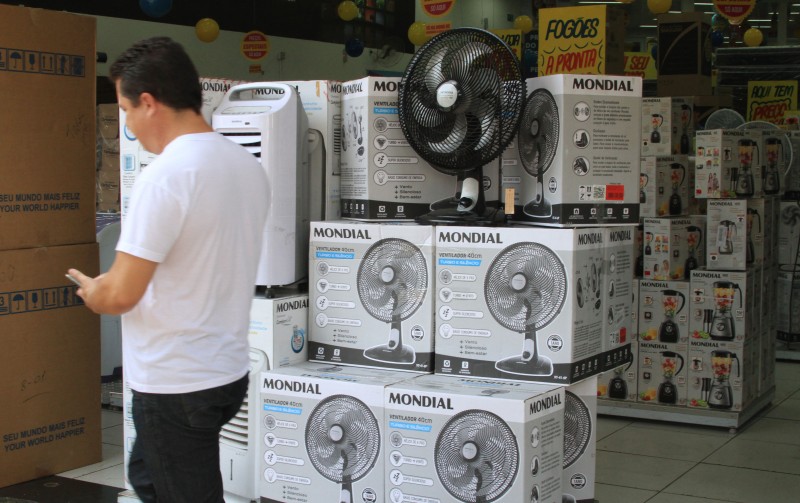 Imagem Ilustrando a Notícia: Calor faz triplicar vendas de  ar condicionado e ventiladores