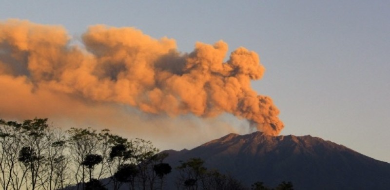 Imagem Ilustrando a Notícia: Vulcão fecha aeroporto de Bali