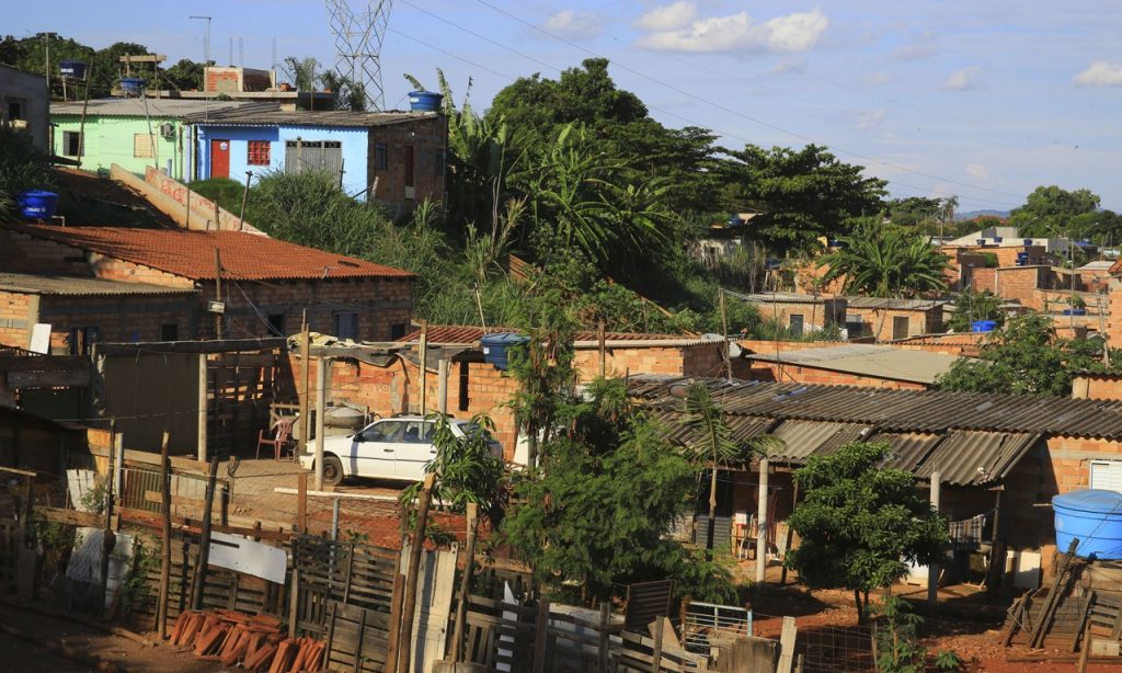 Imagem Ilustrando a Notícia: Juiz suspende retirada de famílias em área ocupada, em Goiânia