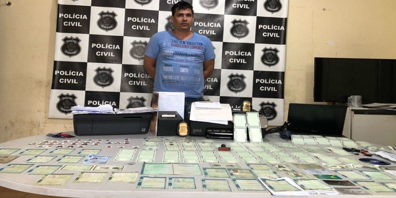 Imagem Ilustrando a Notícia: Falsificador e usuário de documentos é preso em Valparaíso