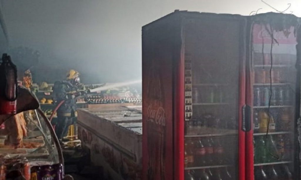 Imagem Ilustrando a Notícia: Bombeiros combatem incêndio em supermercado de Mineiros