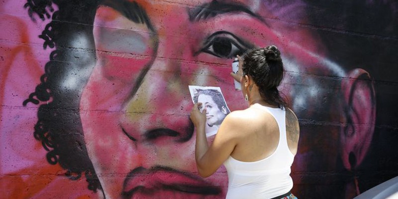 Imagem Ilustrando a Notícia: Grafites de Marielle e Maria da Penha são alvo de vândalos no Rio