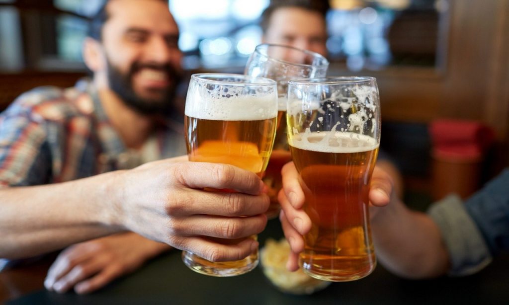 Imagem Ilustrando a Notícia: Cerveja começa a faltar nas prateleiras por falta de garrafas e latinhas