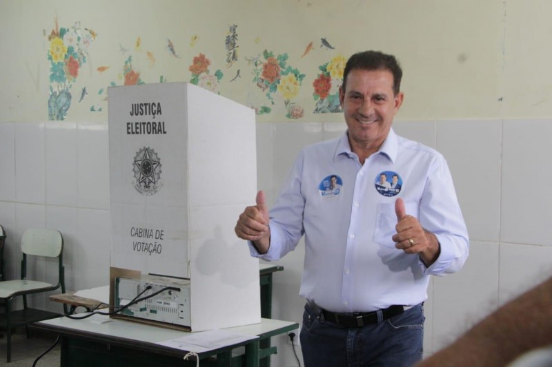 Imagem Ilustrando a Notícia: Vanderlan Cardoso vota em Goiânia e comenta liderança ao Senado