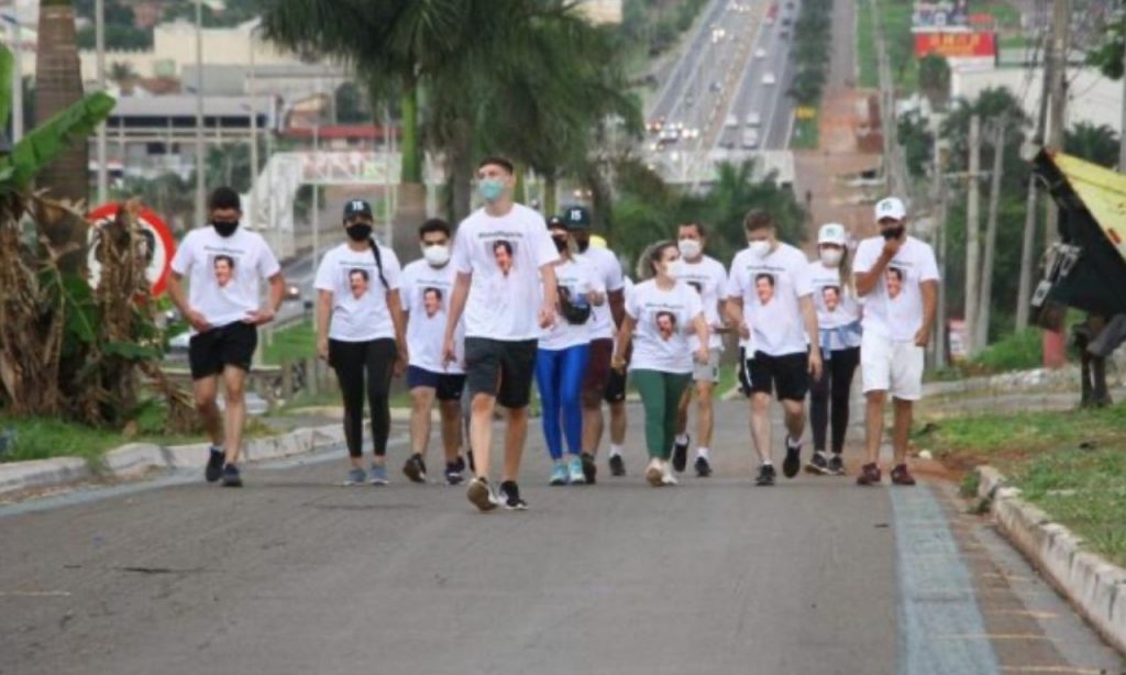 Imagem Ilustrando a Notícia: Apoiadores de Maguito Vilela (MDB) caminham até Trindade em oração pela saúde do emedebista
