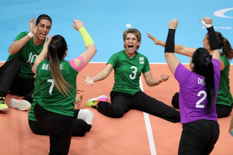Imagem Ilustrando a Notícia: Com goianas, Brasil conquista o bronze no vôlei sentado feminino