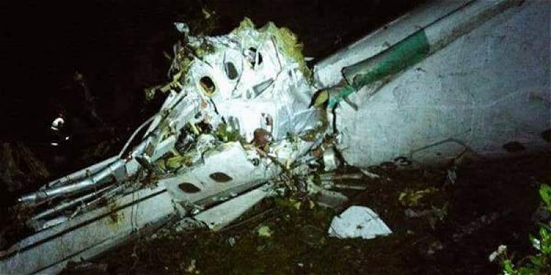 Imagem Ilustrando a Notícia: Avião da Chapecoense cai na Colômbia e deixa 76 mortos