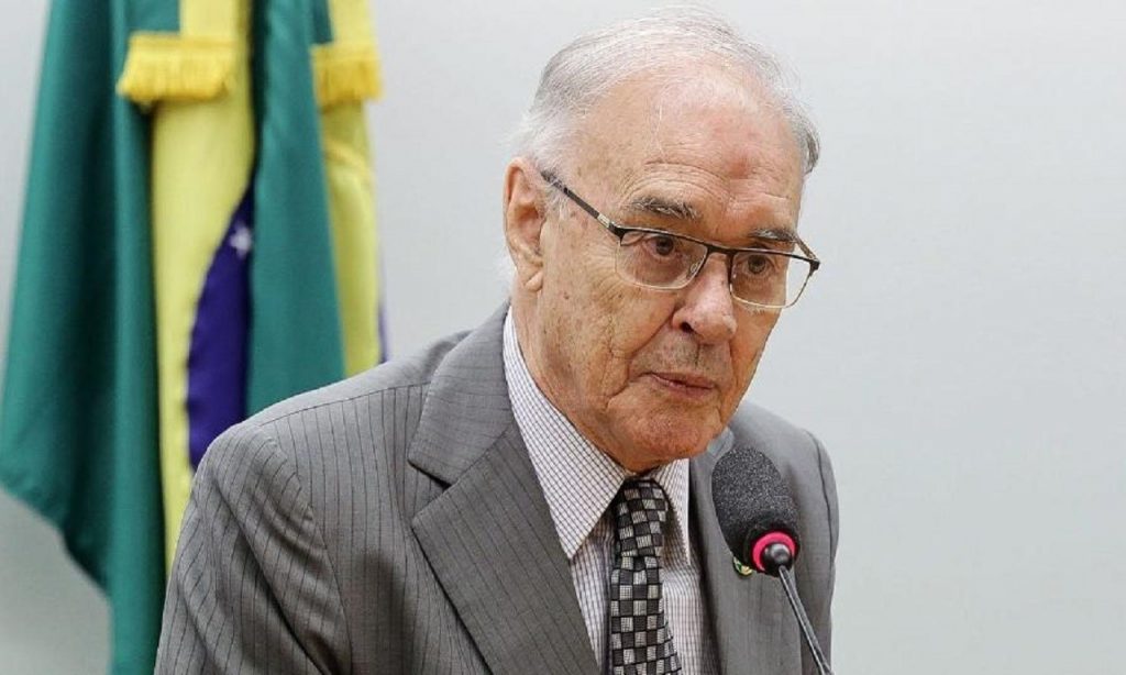 Imagem Ilustrando a Notícia: Morre de Covid-19 senador aliado de Bolsonaro e crítico do isolamento
