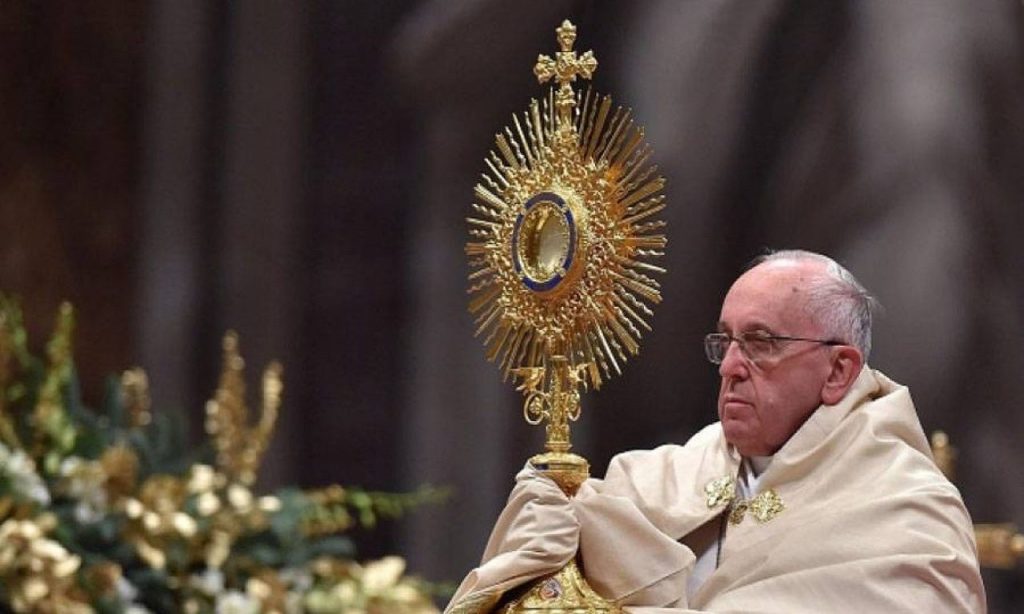 Imagem Ilustrando a Notícia: Papa Francisco concede bênção com cruz da  época da peste negra