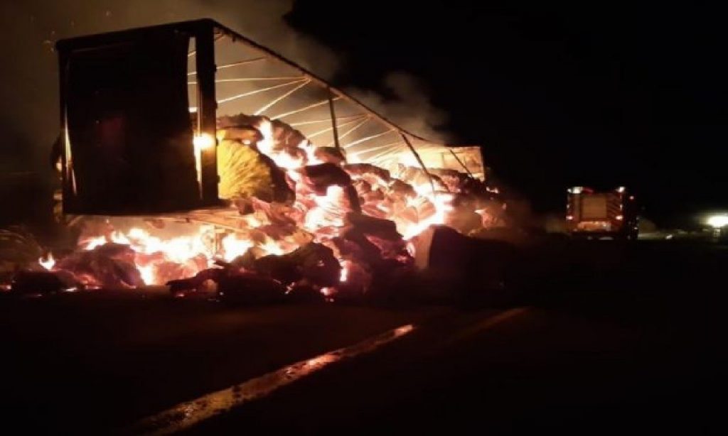 Imagem Ilustrando a Notícia: Caminhão carregado com algodão pega fogo na BR-364 em Jataí