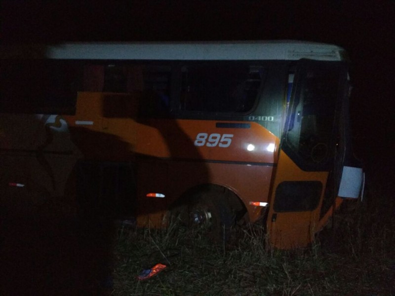 Imagem Ilustrando a Notícia: Ônibus sai da pista e deixa dez pessoas feridas, na GO-020