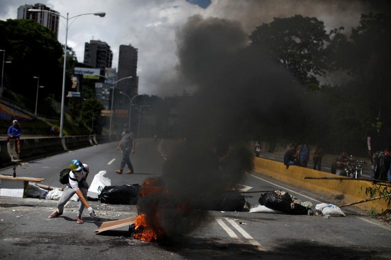 Imagem Ilustrando a Notícia: Jovem de 16 anos morre durante nova manifestação na Venezuela