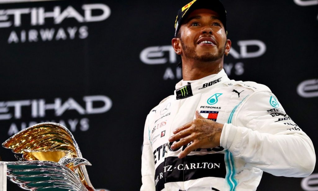 Imagem Ilustrando a Notícia: Lewis Hamilton vence a última corrida da temporada e iguala recorde de Schumacher