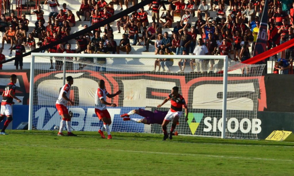 Imagem Ilustrando a Notícia: Atlético Goianiense domina e vence o Vila Nova no Accioly