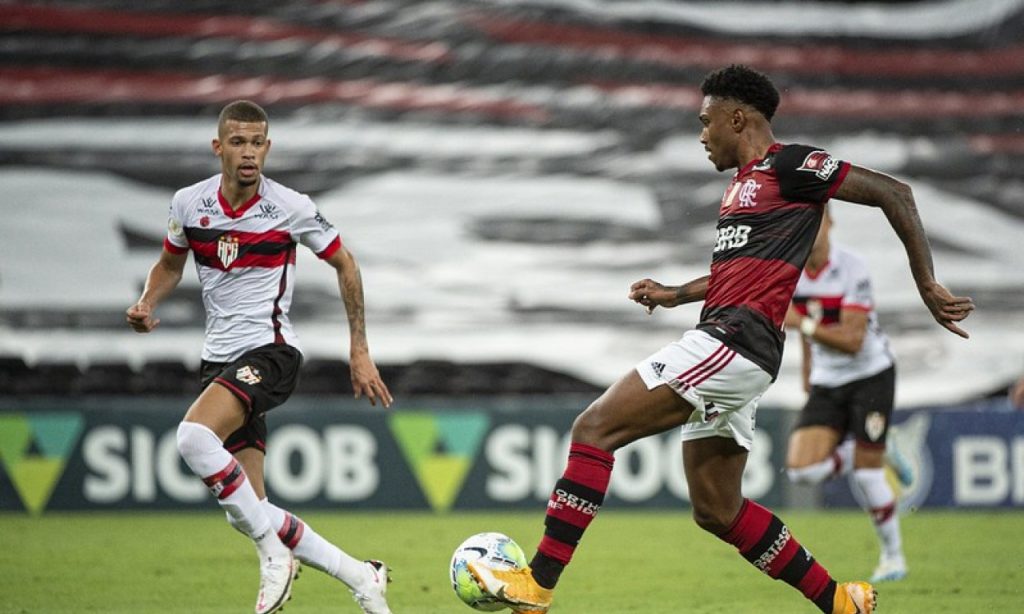 Imagem Ilustrando a Notícia: Atlético-GO busca empate contra o Flamengo no Maracanã na estreia de Marcelo Cabo