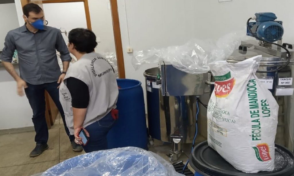 Imagem Ilustrando a Notícia: PC-GO apreende 1 tonelada de álcool em gel fabricado por empresa de cosméticos, em Goiânia