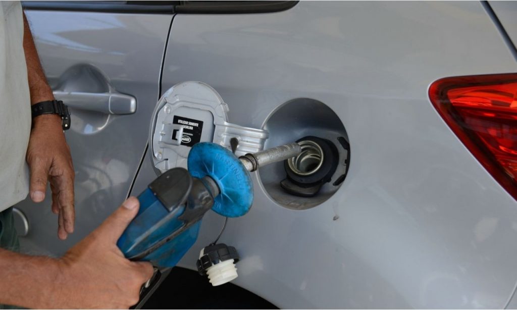 Imagem Ilustrando a Notícia: Aumento da gasolina também eleva o preço do etanol