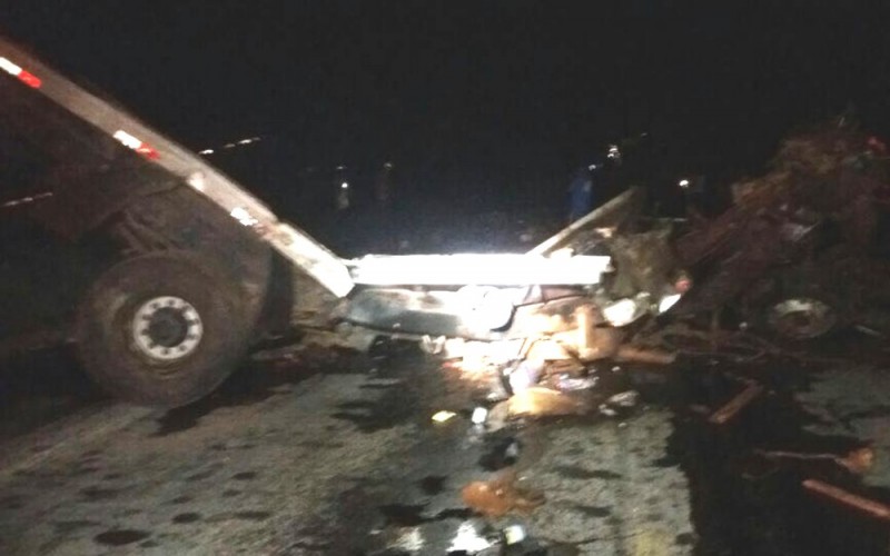 Imagem Ilustrando a Notícia: Três homens morrem após colisão entre caminhões na BR-153, em Mara Rosa-GO