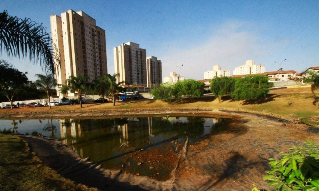 Imagem Ilustrando a Notícia: Clima desértico seca lagos na Capital
