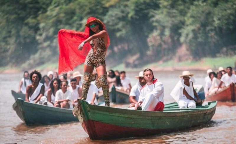 Imagem Ilustrando a Notícia: Anitta está na Amazônia gravando clipe com DJ sueco Alesso