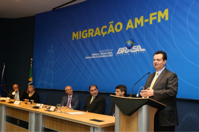 Imagem Ilustrando a Notícia: Governo vai reabrir prazo para emissoras de rádio AM pedirem migração para FM