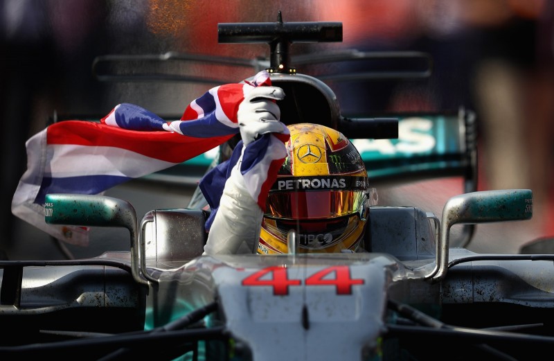 Imagem Ilustrando a Notícia: Hamilton lidera de ponta a ponta e vence no Canadá
