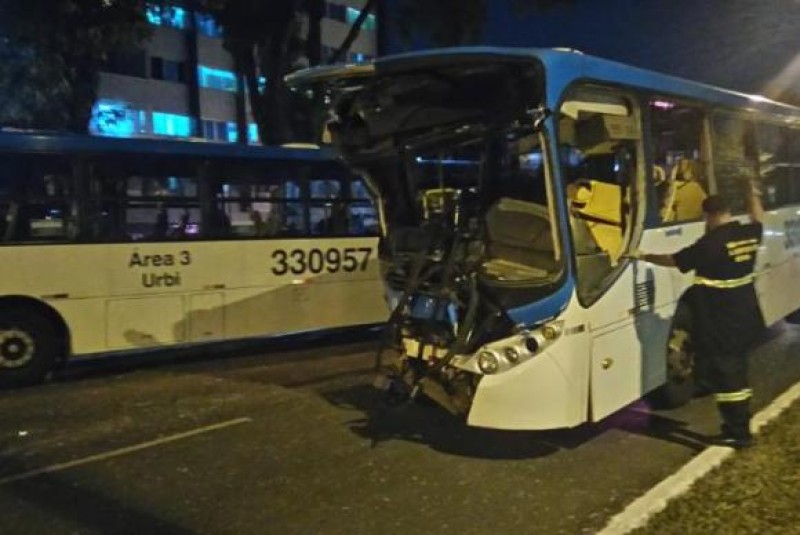 Imagem Ilustrando a Notícia: Acidente entre dois ônibus e três automóveis deixa 19 feridos em Brasília