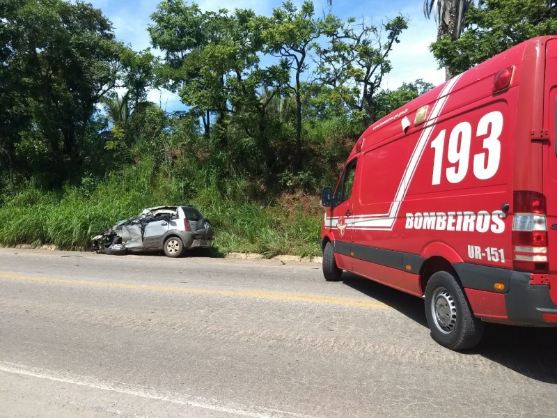 Imagem Ilustrando a Notícia: Carro e caminhão batem na BR-153, próximo à fazenda Três Corações