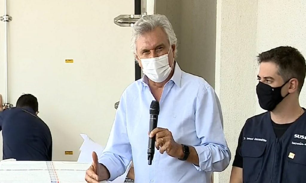 Imagem Ilustrando a Notícia: Caiado recebe 65,5 mil doses da vacina de Oxford destinadas a Goiás