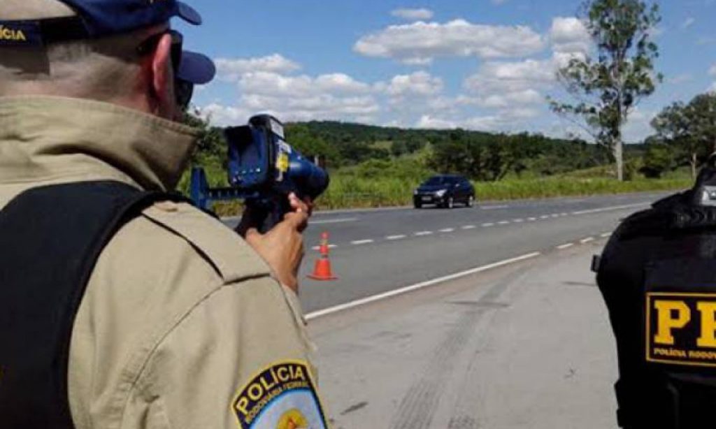 Imagem Ilustrando a Notícia: Bolsonaro manda suspender uso de radares nas rodovias federais