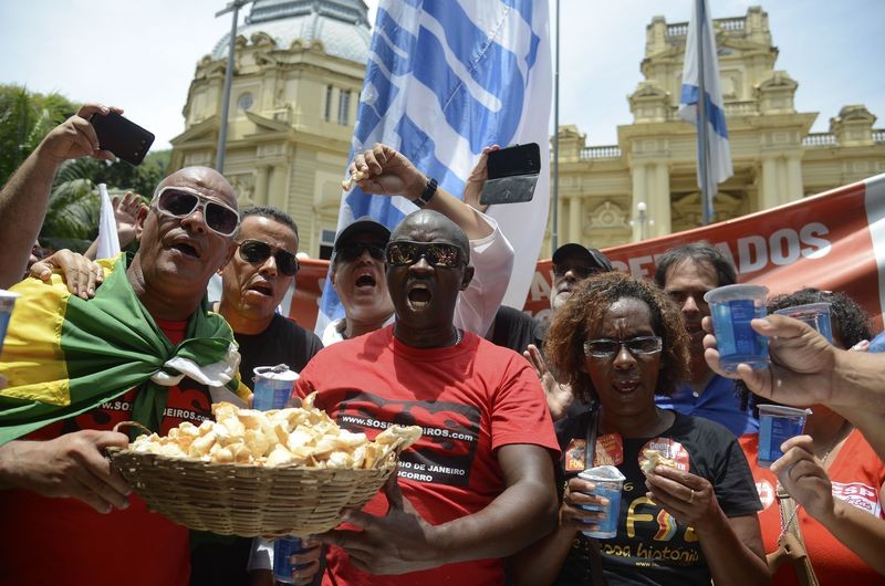 Imagem Ilustrando a Notícia: Servidores do Rio protestam com ceia da miséria