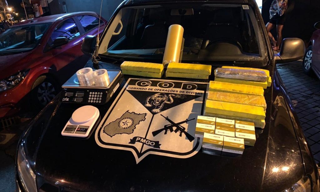 Imagem Ilustrando a Notícia: Homem é preso suspeito de transportar 14 tabletes de maconha e munição
